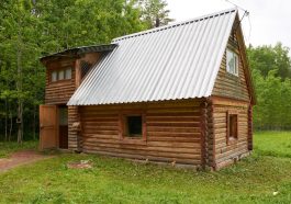 Ein Blockhaus kann als kleine Hütte oder als großes Haus geplant werden