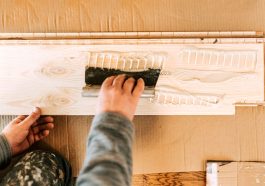 Ein Profi hilft durch Erfahrung & Beratung beim Boden verlegen