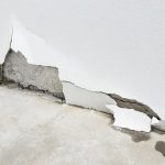 Beschädigte Wände können durch Mauertrockenlegung saniert werden - lasse dich beraten!