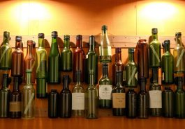 Wie bastle ich aus alten Weinflaschen eine einzigartige Wanddekoration?