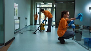 Vorteil - profesionelle Gebäudereinigung im Einsatz - worauf achten ( Symbolbild )
